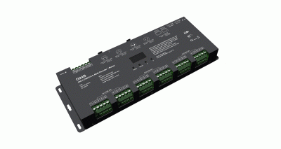 D24B 24-Kanal DMX512 & RDM Decoder/Master – Perspektivansicht RGBW/RGB/CCT Dimmer D24B 24-Kanal DMX512 & RDM Decoder/Master – schwarzes 19-Zoll-Rack-Gerät in perspektivischer Schrägansicht von oben, grüne Klemmenblöcke (3x DC MAX.32A), XLR-Anschlüsse und Display sichtbar