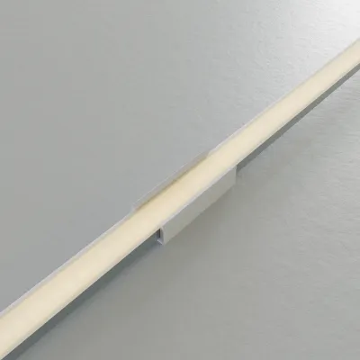 Geradverbinder EXO-A1-13 leuchtend mit Blende – Seitenansicht PETG-Geradverbinder 180° an der Verbindungsstelle zweier LED Aufbauprofile EXO-A1-13 – leuchtend mit Blende, durchgehende Lichtlinie sichtbar