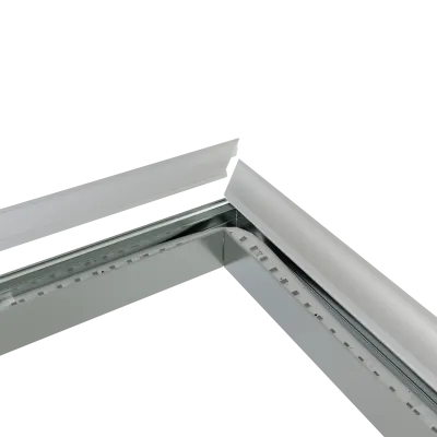 CON-A2 Verbinder 90° – Nahaufnahme der Eckverbindung mit eingelegtem LED-Streifen und schwebend dargestelltem Diffusor kurz vor dem Einclipsen, Ansicht von schräg oben