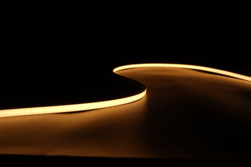 LED Neon Tube 10x10mm warmweiß als indirekte Lichtlinie, flexibler Silikon Schlauch für 24V LED Streifen IP67