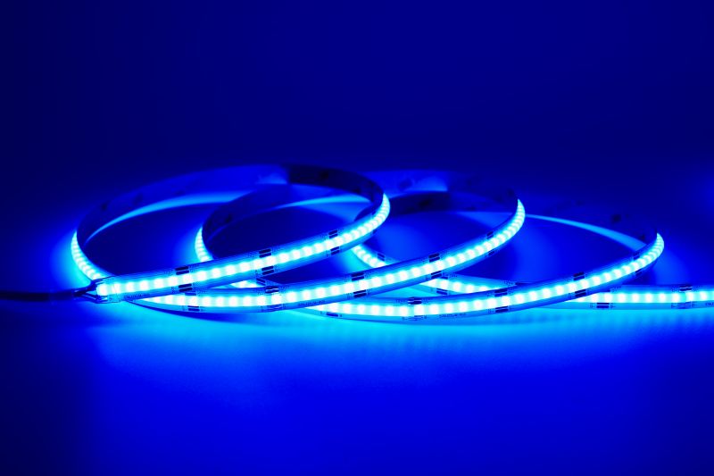RGB LED Streifen 8 mm in kräftigem Blau, homogen leuchtend ohne sichtbare Lichtpunkte, 24 V, 576 LEDs/m, breiter 180° Abstrahlwinkel – ideal für indirekte Beleuchtung, Akzentlicht und moderne Lichtinstallationen