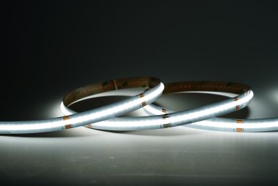 Nahaufnahme COB RGBW LED-Streifen 12 mm – 5-polige Leiterbahn mit CRI über 90 und 180° Abstrahlwinkel