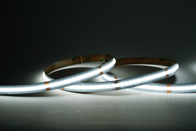 Nahaufnahme COB RGBW LED-Streifen 12 mm – 5-polige Leiterbahn mit CRI über 90 und 180° Abstrahlwinkel