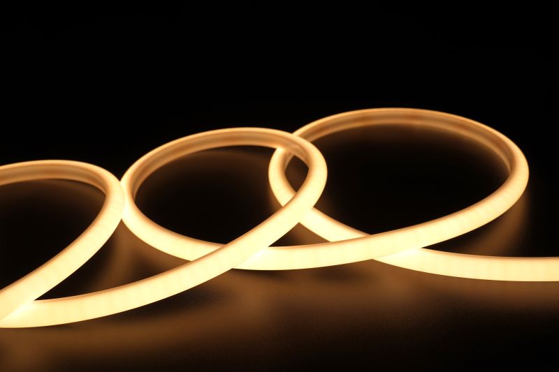 LED Neon Tube 13x13mm warmweiß mit gleichmäßiger Lichtlinie für indirekte Beleuchtung, Silikon Schlauch 24V IP67