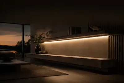 LED-Profil für indirekte Beleuchtung im Badezimmer Warmweiße LED-Lichtlinie unter einem schwebenden Waschtisch in einem modernen Badezimmer mit gleichmäßiger Ausleuchtung.