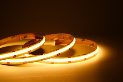 COB CCT LED-Streifen 24V mit 640 LEDs/m in warmweißer Einstellung, beleuchtete Lichtszene – homogenes, punktfreies LED-Band mit einstellbarer Farbtemperatur