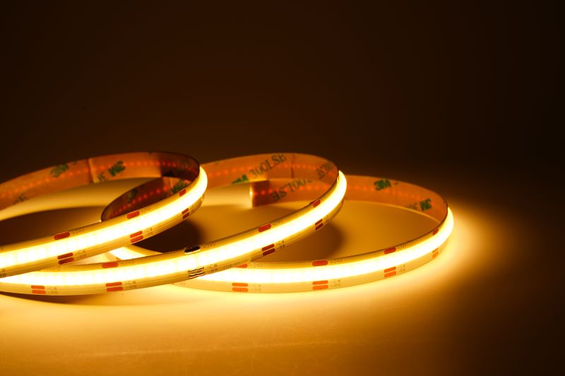 COB CCT LED-Streifen 24V mit 640 LEDs/m in warmweißer Einstellung, beleuchtete Lichtszene – homogenes, punktfreies LED-Band mit einstellbarer Farbtemperatur