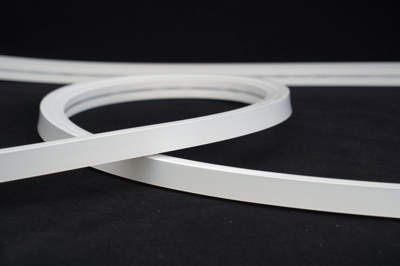 LED Neon Tube 20x20mm warmweiß leuchtend, große gleichmäßige Lichtlinie im Detail 24V IP67