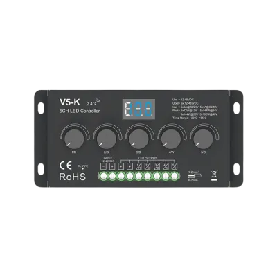 V5-K 5-Kanal LED Dimmer, Frontansicht mit fünf Drehreglern 1/R bis 5/C, Digitalanzeige und Schraubklemmen für Eingang und LED Ausgänge