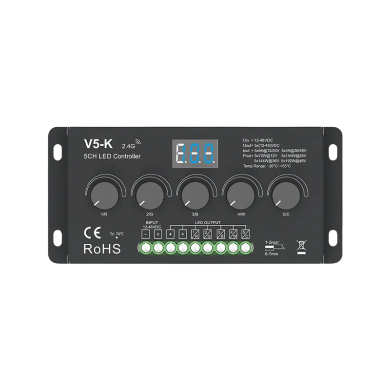 V5-K 5-Kanal LED Dimmer, Frontansicht mit fünf Drehreglern 1/R bis 5/C, Digitalanzeige und Schraubklemmen für Eingang und LED Ausgänge