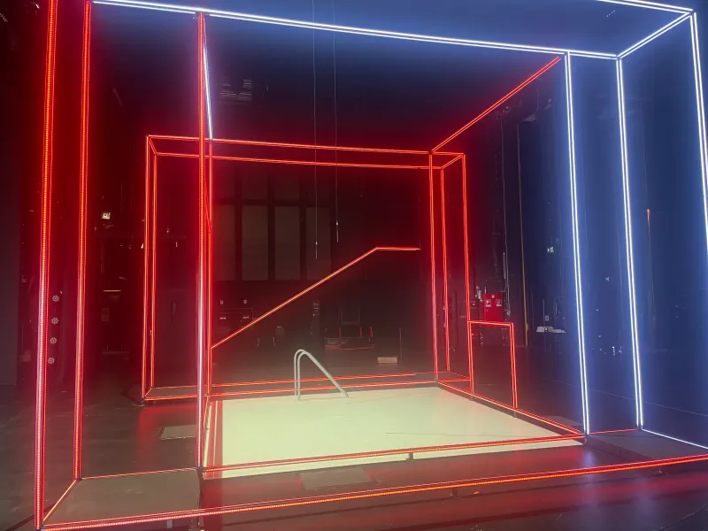 led-buehnenbild-der-kirschgarten-rot-weiss