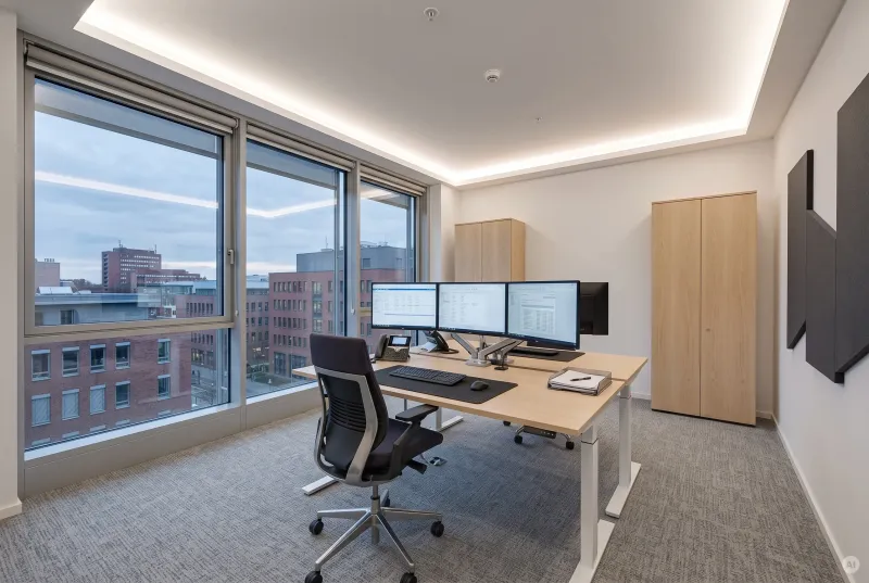 Einzelbüro mit drei Monitoren und indirekter LED-Deckenbeleuchtung für gleichmäßiges blendfreies Licht