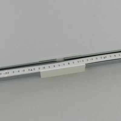 PETG-Geradverbinder 180° im LED Alu-Aufbauprofil EXO-A1-13 montiert – Draufsicht mit eingelegtem LED-Streifen an der Verbindungsstelle zweier Profile