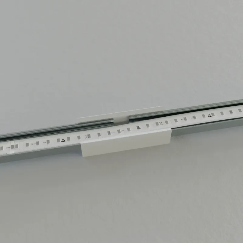 PETG-Geradverbinder 180° im LED Alu-Aufbauprofil EXO-A1-13 montiert – Draufsicht mit eingelegtem LED-Streifen an der Verbindungsstelle zweier Profile