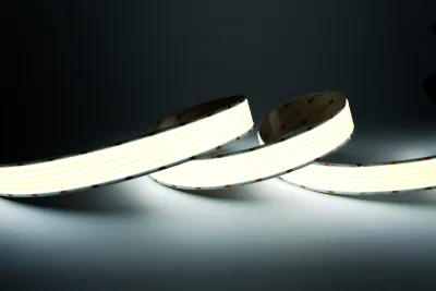 Leuchtender COB LED Streifen 30mm mit 4866 lm/m Lichtleistung und kaltweißem 6000K Licht