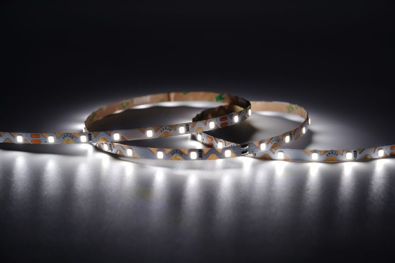 LED ZigZag Streifen 6,6 mm mit 24V – flexibel für Kurven und Rundungen, leuchtender Bending Strip mit 60 LEDs pro Meter für Werbung und Lichtdesign