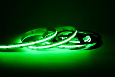 COB RGBW LED Streifen 12 mm 24 V grünes Licht homogen COB RGBW LED Streifen 12 mm 24 V mit grünem Licht und homogenem, punktfreiem Lichtband