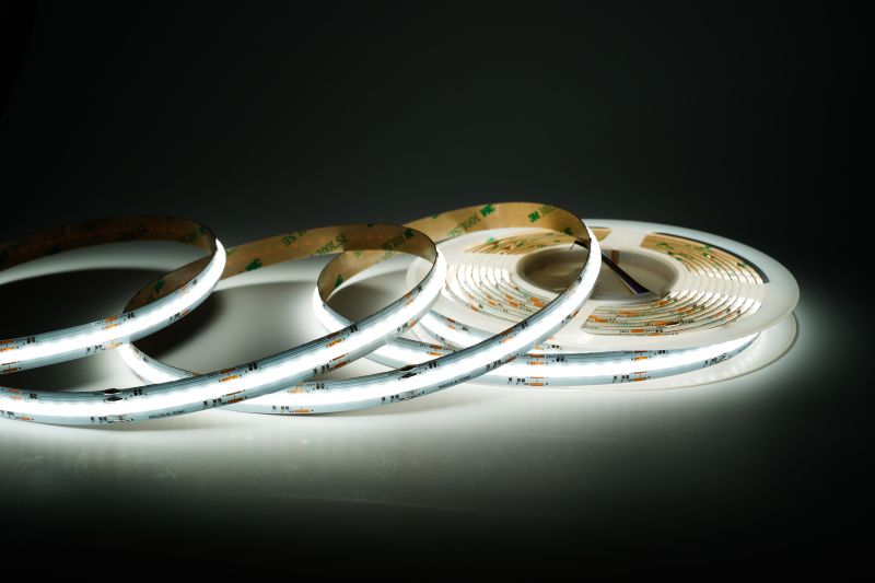Nahaufnahme COB RGBCCT LED-Streifen 12 mm – hochdichte LED-Leiterbahn mit CRI über 90 für natürliche Farbwiedergabe