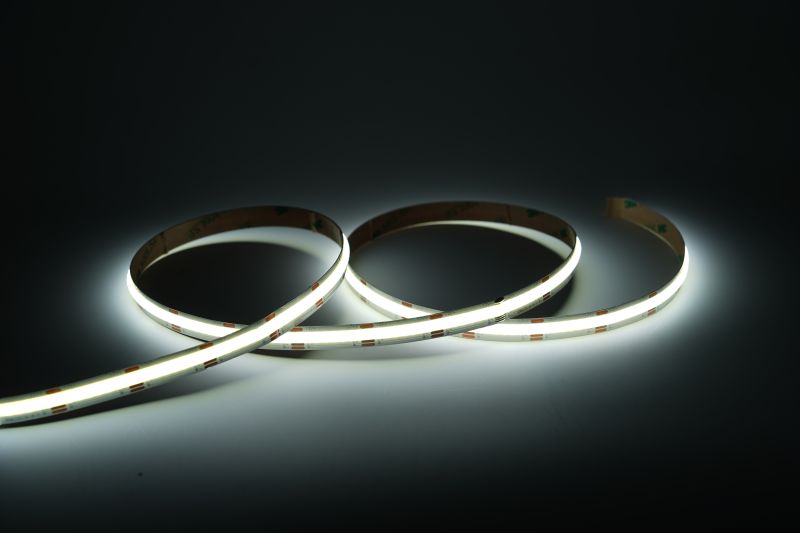 COB LED Streifen mit homogener Lichtlinie und 608 LEDs pro Meter auf 12V Basis