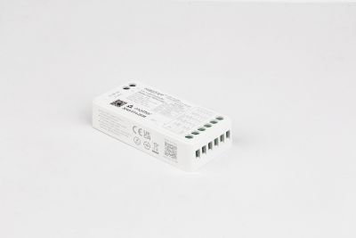 MiBoxer SM5 – Matter 5-in-1 LED Controller, Perspektivansicht, kompaktes Gehäuse | SK-LED MiBoxer SM5 Matter LED Controller – kompaktes Gehäuse 17x36x74,5 mm, Schraubklemmen, Schrägansicht, 5-in-1 für alle LED-Typen