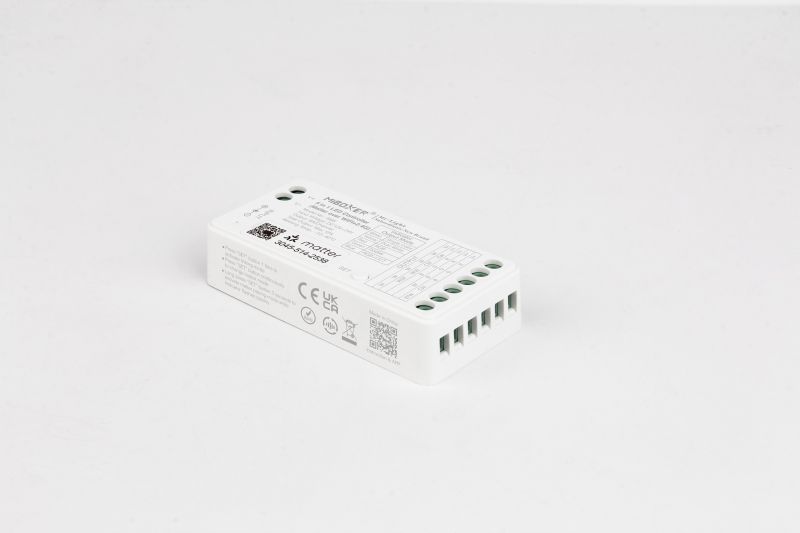 MiBoxer SM5 Matter LED Controller – kompaktes Gehäuse 17x36x74,5 mm, Schraubklemmen, Schrägansicht, 5-in-1 für alle LED-Typen