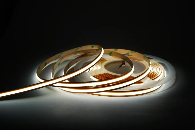 COB Free Cut LED Streifen 22319 eingeschaltet mit gleichmäßiger Lichtverteilung ohne sichtbare LED Punkte