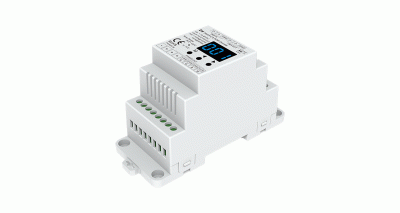 D4 DMX512 & RDM Decoder – weißes Hutschienen-Gerät mit blauem LED-Display, grünen Schraubklemmen, Kühlrippen und DMX IN/OUT Anschlüssen, Ansicht von schräg oben