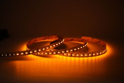 LED Streifen Dimm to Warm in warmem Lichtton leuchtend als indirekte Beleuchtung auf Oberfläche