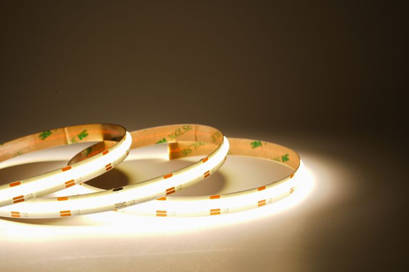 COB CCT LED Streifen 24V mit 640 LEDs/m in einer beleuchteten Darstellung – flexibel abgelegt, homogenes und punktfreies Tunable-White LED Band mit variabler Farbtemperatur