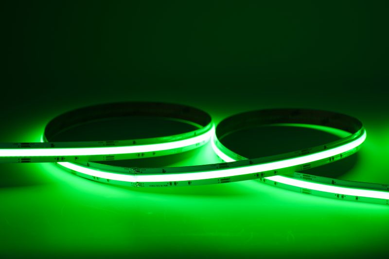 RGB LED Streifen 12 mm in kräftigem Grün, homogen leuchtend ohne sichtbare Punkte, 24 V, 1080 LED/m, flexibles LED Band mit 180° Abstrahlwinkel für Akzent- und Ambientebeleuchtung