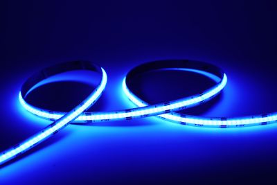 COB RGB LED Streifen 12V mit 810 LEDs pro Meter in blauer Farbe für homogenes punktfreies Licht