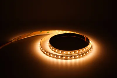 CCT LED Streifen 24V – 192 LEDs/m, CRI82, 2700–6500K Tunable White, Warmweiß 24V CCT LED Streifen mit 192 LEDs pro Meter in warmweißer Einstellung – CRI82, dimmbar, gleichmäßige Lichtverteilung und flexible Tunable-White Steuerung für gemütliche Innenbeleuchtung
