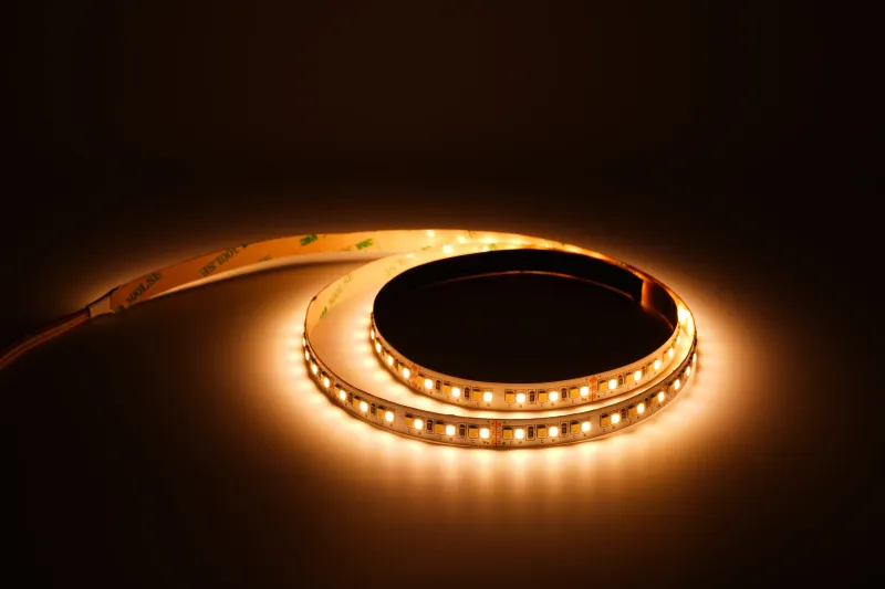 24V CCT LED Streifen mit 192 LEDs pro Meter in warmweißer Einstellung – CRI82, dimmbar, gleichmäßige Lichtverteilung und flexible Tunable-White Steuerung für gemütliche Innenbeleuchtung