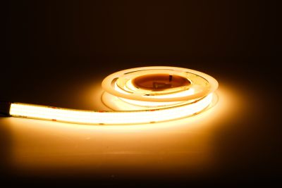 COB LED Streifen 24V mit 960 LEDs/m und 15 mm Breite in warmweißer Beleuchtung, auf Rolle – homogenes, punktfreies Licht, ideal für hochwertige Innenbeleuchtung und lineare Lichtlösungen