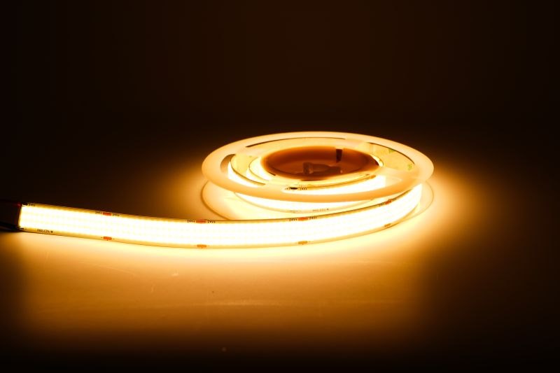 COB LED Streifen 24V mit 960 LEDs/m und 15 mm Breite in warmweißer Beleuchtung, auf Rolle – homogenes, punktfreies Licht, ideal für hochwertige Innenbeleuchtung und lineare Lichtlösungen