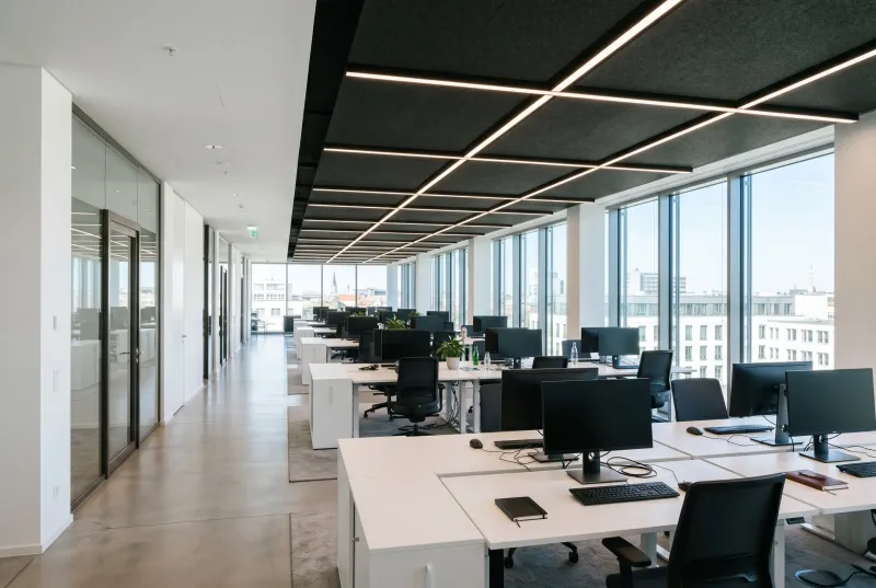 Modernes Büro mit adressierbarer LED-Lichtsteuerung und zonenweiser Beleuchtung für effiziente Arbeitsplatzbeleuchtung