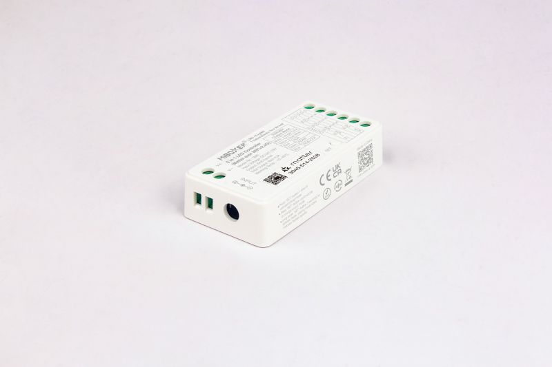MiBoxer SM5 Matter LED Controller Anschlussseite – 5-Kanal Schraubklemmen für Eingang 12–24V und Ausgang RGB, RGBW, RGBCCT, CCT oder einfarbige LED Streifen