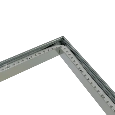 CON-A2 Verbinder 90° – Eckverbindung LED-Aluminiumprofil mit eingelegtem LED-Streifen vor Diffusormontage CON-A2 Verbinder 90° – Nahaufnahme der montierten Eckverbindung mit eingelegtem LED-Streifen im Aluminiumprofil, ohne Diffusor, Draufsicht auf Innenecke