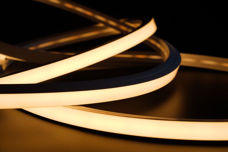 LED Neon Tube 20x20mm warmweiß leuchtend, breite homogene Lichtlinie im Premium Detail 24V IP67